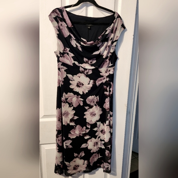 Dresses & Skirts - Womens Floral scoop Neck Dress size L
